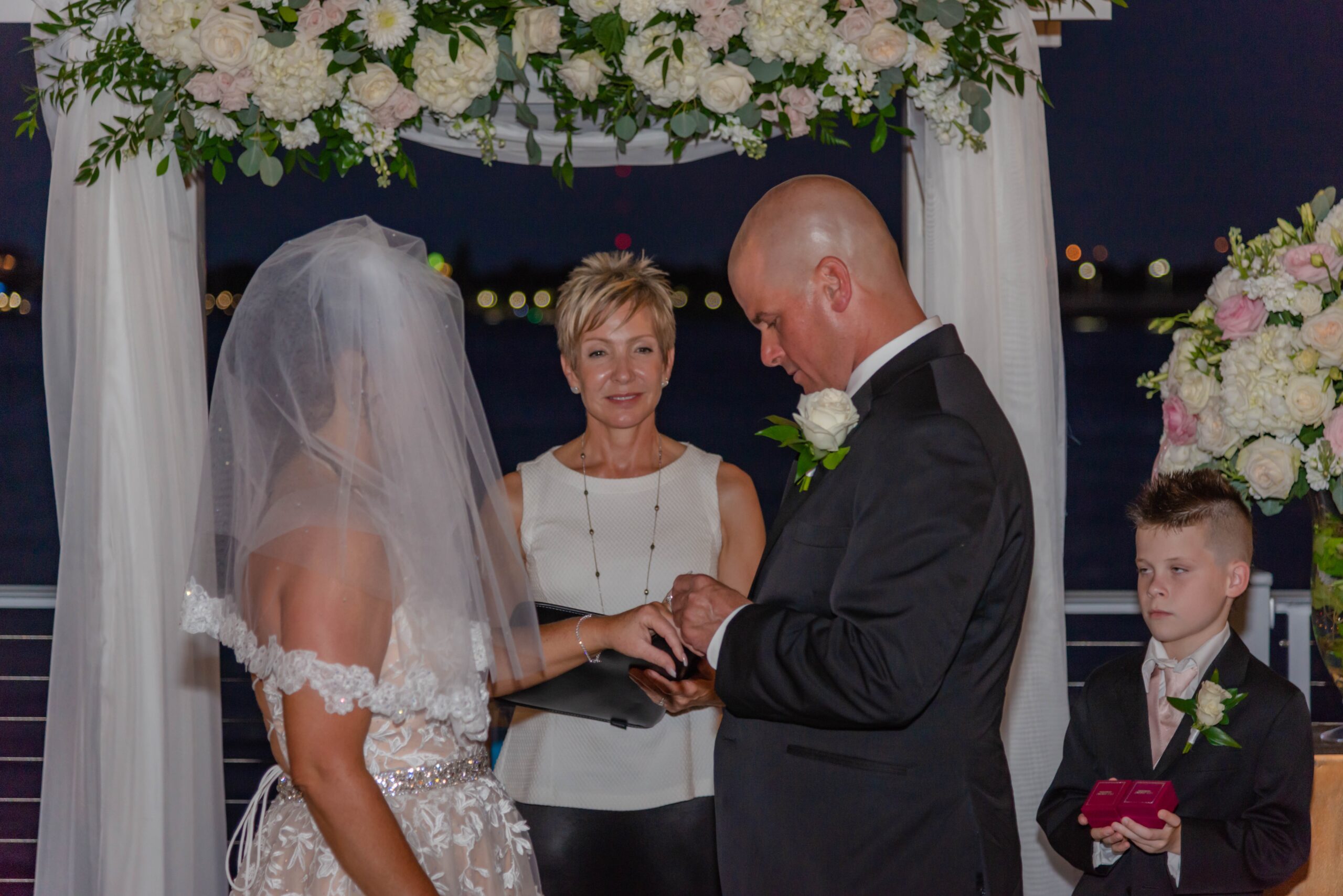 outdoor wedding ceremony at Pier 22